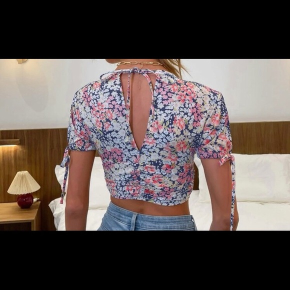 Floral Crop Top - Picture 2 of 2